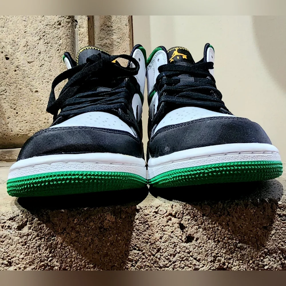 NWOB Nike AirJordan 1 Mid SE 'Oakland' Size 7.5(Men's) (8.5 Womens)